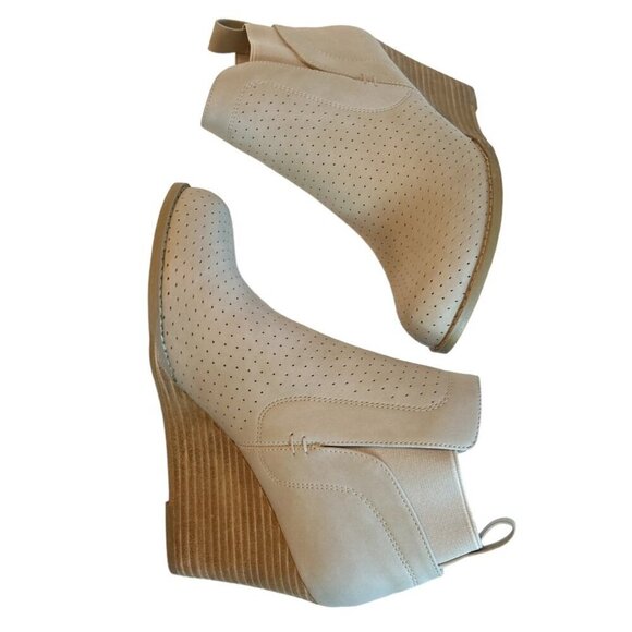 DV by Dolce Vita Women's Gerdy Bootie Beige Faux Suede Ankle Size 8 NWOB - Picture 6 of 8